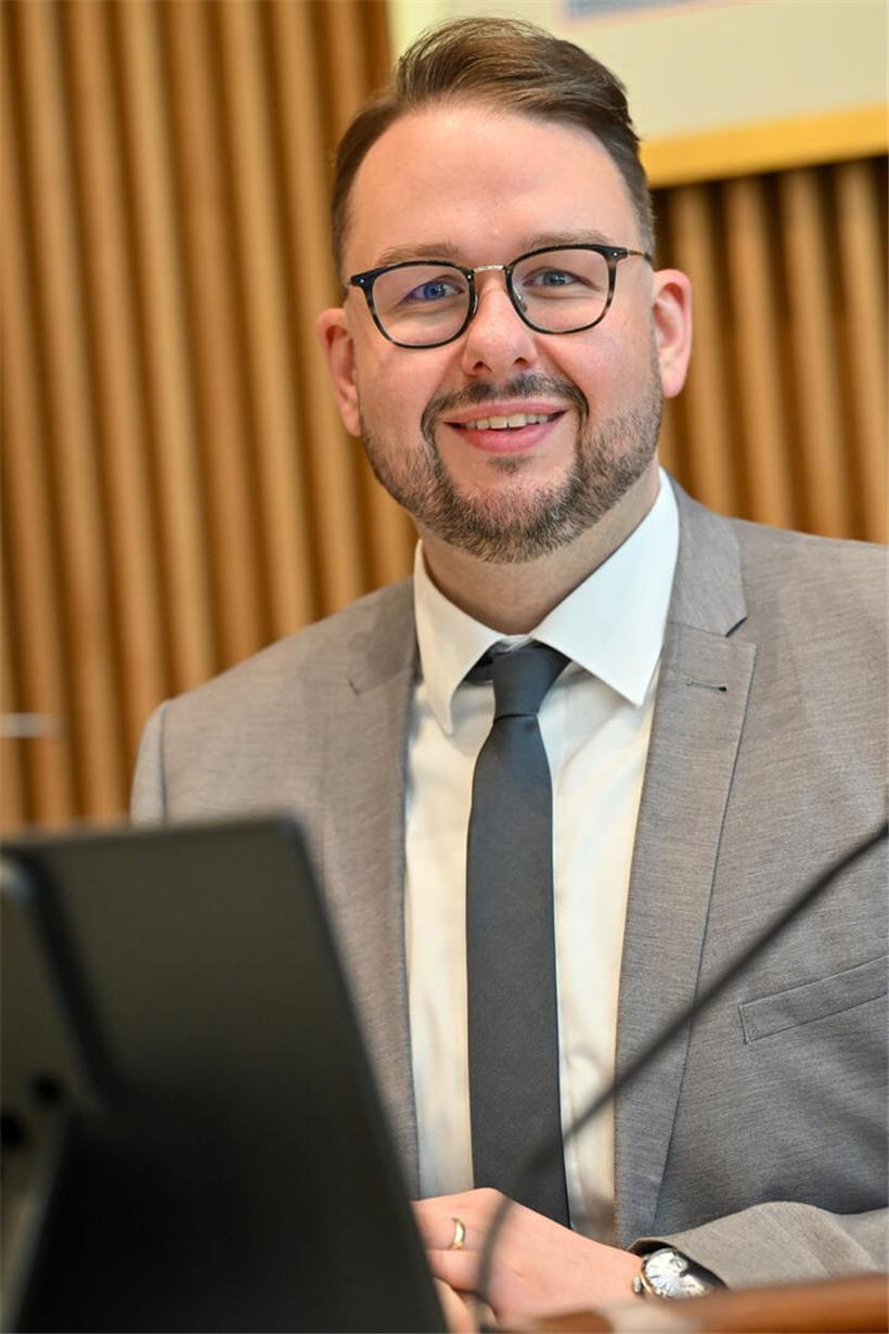 Bürgermeister Christian Weis präsentiert am Freitagmorgen die aktuelle Finanzlage der Stadt Esch