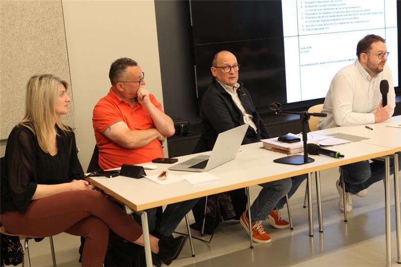 Bürgermeister Christian Weis (r.) versprach, dass die Gemeindedienste eine Antwort auf sämtliche Anliegen geben werden
