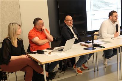 Bürgermeister Christian Weis (r.) versprach, dass die Gemeindedienste eine Antwort auf sämtliche Anliegen geben werden
