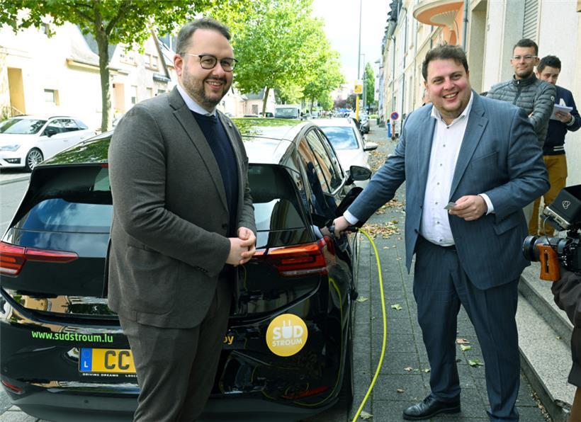 Bürgermeister Christian Weis und Mobilitätsschöffe Meris Sehovic beim Beladen eines Sudstroum-Autos in der rue d’Ehlerange
