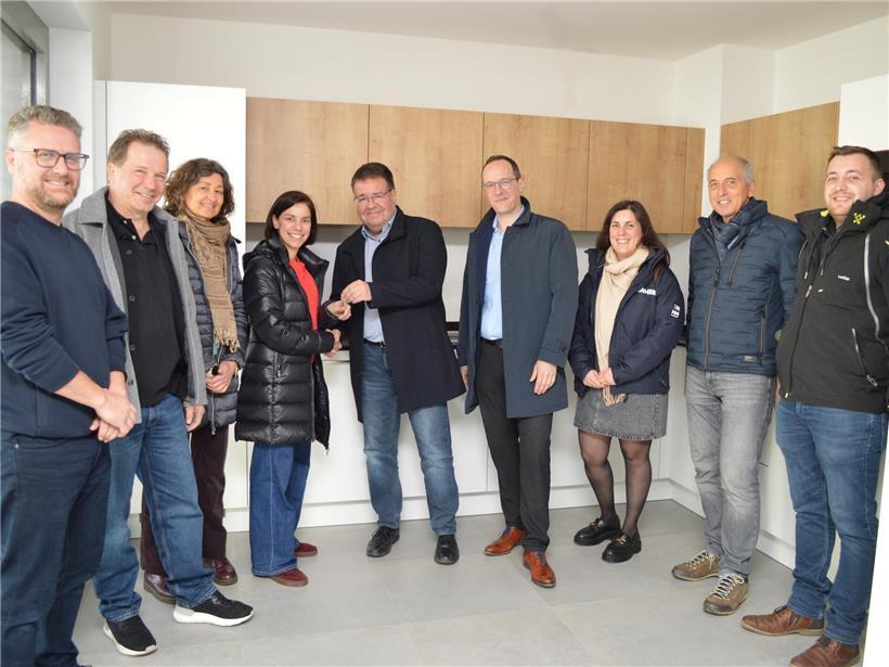 Bürgermeister Claude Gleis übergibt Schlüssel von zwei Mietwohnungen an Conny Wildgen vom Nordstad-Sozialamt