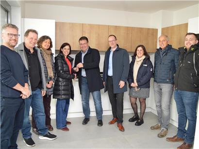 Bürgermeister Claude Gleis übergibt Schlüssel von zwei Mietwohnungen an Conny Wildgen vom Nordstad-Sozialamt