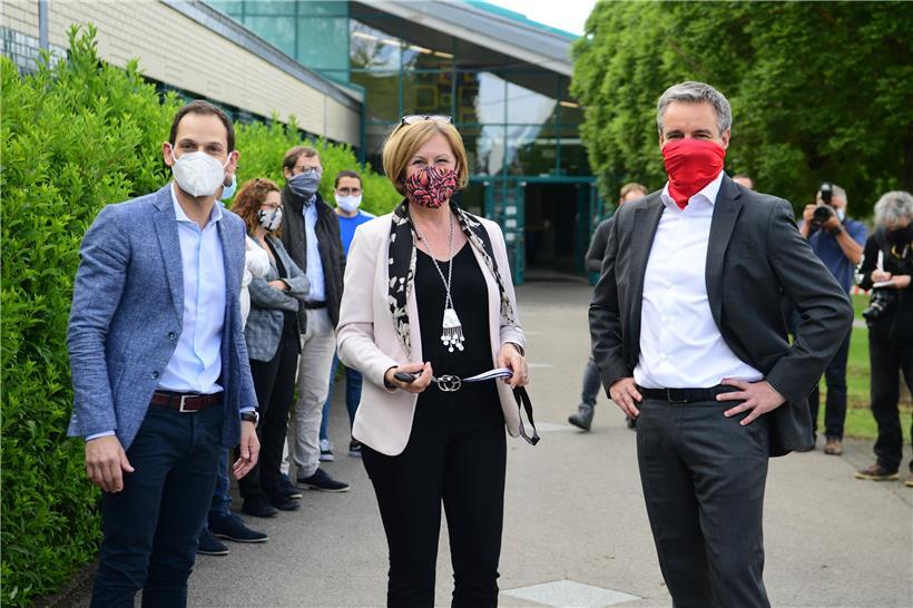 Bürgermeister Dan Biancalana, Ressortschöffin Josiane Di Bartolomeo-Ries und Bildungsminister Claude Meisch am Montag vor der Schule Ribeschpont
