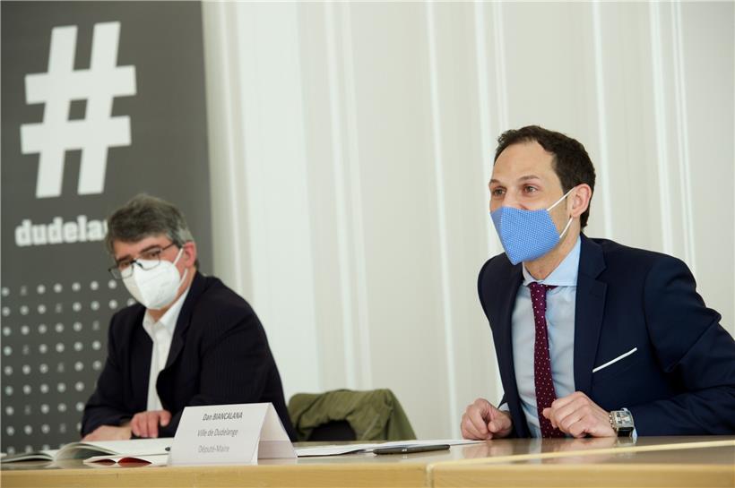 Bürgermeister Dan Biancalana (r.) erklärte, dass der „Mois du respect“ eine Premiere für Düdelingen sei
