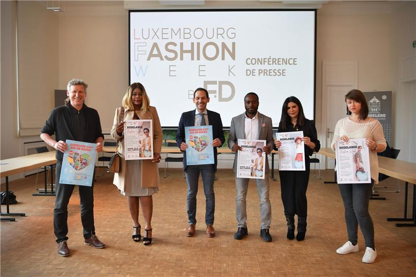 Bürgermeister Dan Biancalana und City Manager Claude Leners mit Teilnehmern der Fashion Week in Düdelingen
