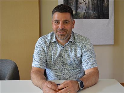 Bürgermeister David Viaggi spricht engagiert bei öffentlicher Veranstaltung, Thema Gemeindeentwicklung und Herausforderungen