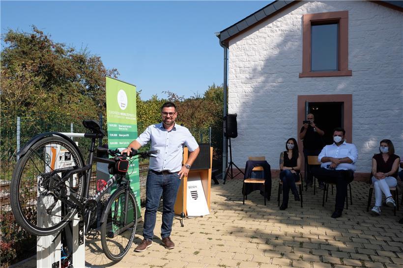  Bürgermeister David Viaggi probiert die neue Fahrrad-Reparatur-Station gleich einmal aus
