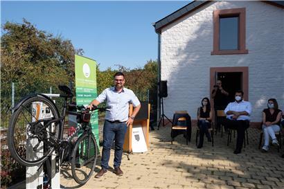  Bürgermeister David Viaggi probiert die neue Fahrrad-Reparatur-Station gleich einmal aus
