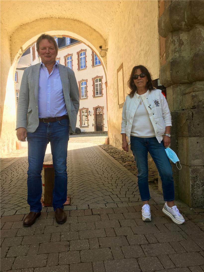 Bürgermeister Frank Arndt und Maggy Reisen vom Tourismusbüro hoffen, im Sommer v...