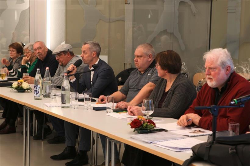 Bürgermeister Georges Mischo (mit Mikro) nahm an der diesjährigen Generalversammlung des Interessenvereins teil 
