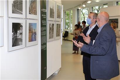 Bürgermeister Georges Mischo schaut sich die Ausstellung zum 100-jährigen Jubiläum des „Photo-Club Esch“ an
