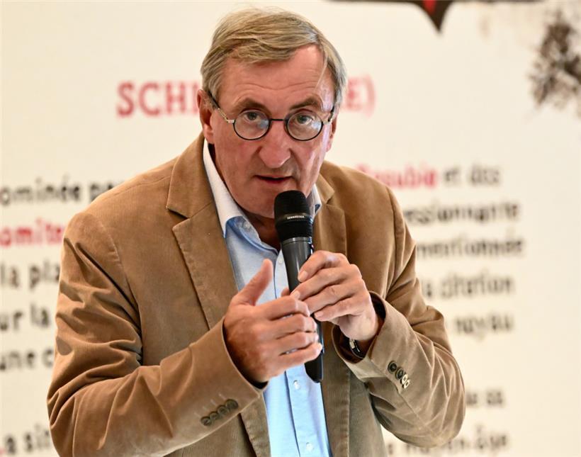 Bürgermeister Jean-Marie Halsdorf (CSV) bei der Diskussion am Montagabend
