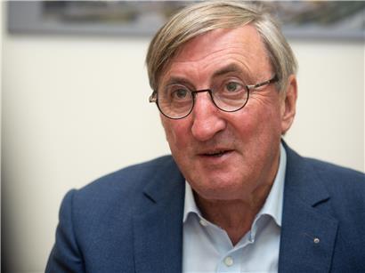 Bürgermeister Jean-Marie Halsdorf bei wichtiger Ankündigung zu Beginn der Gemeinderatssitzung