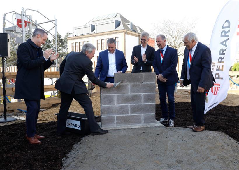 Bürgermeister Jean Weiler (2.v.l.) gibt den letzten Schliff. V.l.: Georges Mischo, Claude Meisch, Léon Gloden, Marco Lux und José Goncalves (beide Schöffen)

