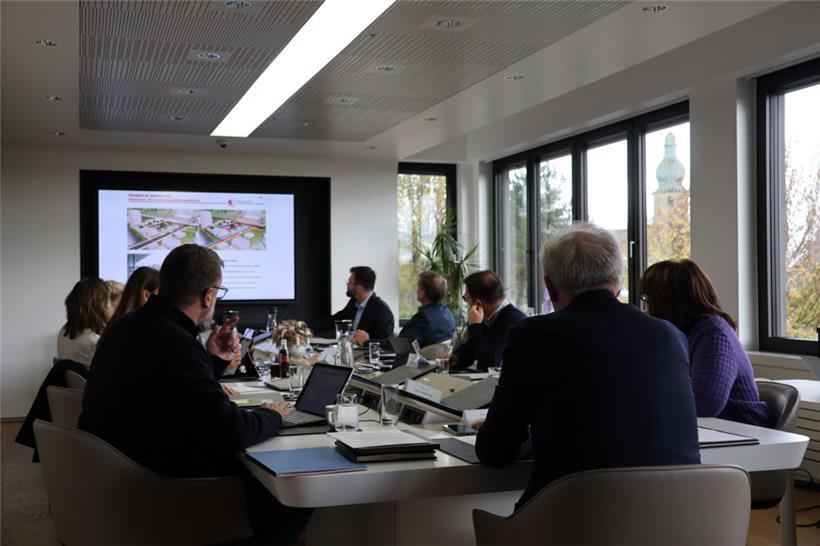 Bürgermeister Jeannot Fürpass (CSV) stellte dem Gemeinderat das neue Tramprojekt vor
