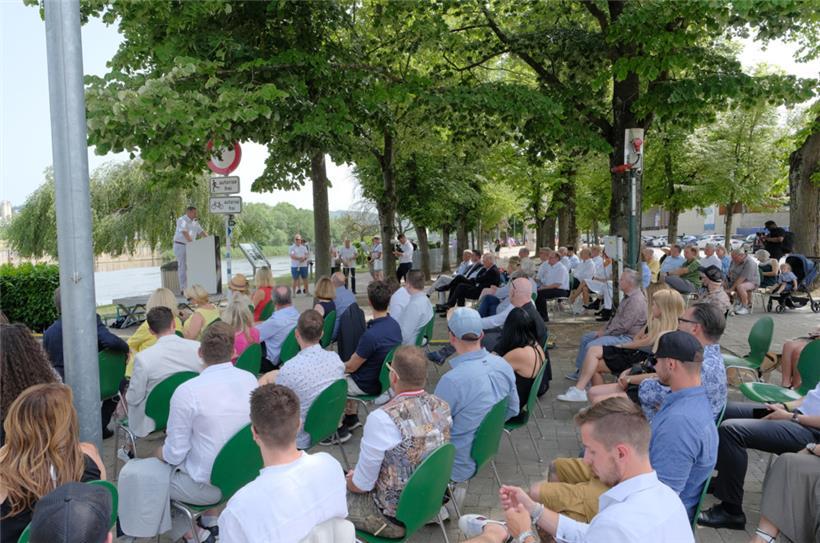 Bürgermeister Michel Gloden darf sich dank der Skulptur ab jetzt auf noch mehr G...