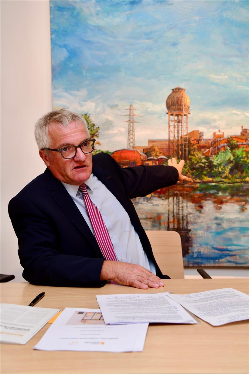 Bürgermeister Paul Weimerskirch (CSV) bei der Präsentation der neuen Galerie
