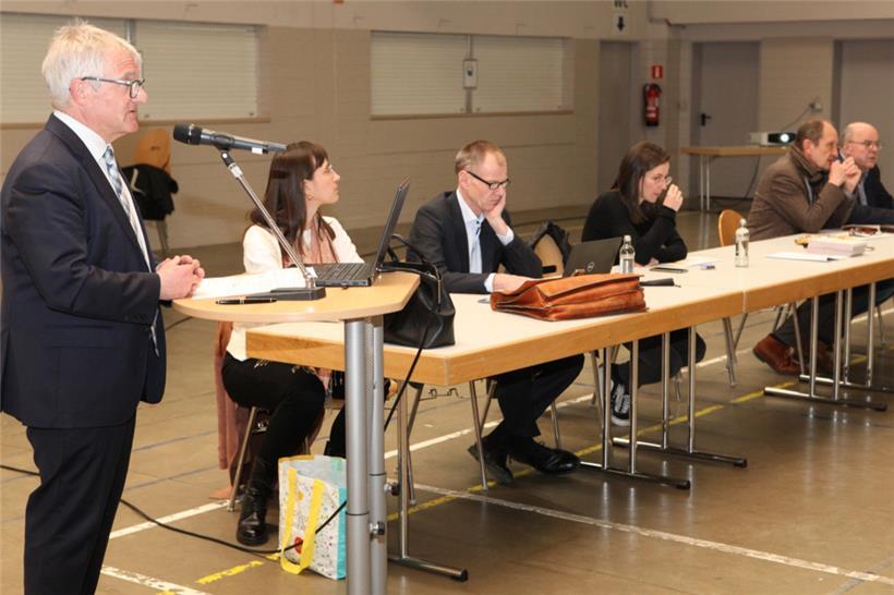 Bürgermeister Paul Weimerskirch stelle gemeinsam mit Vertretern der Schuldirekti...