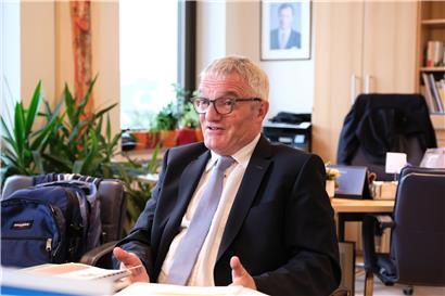Bürgermeister Paul Weimerskirch trägt eine neue Brille: Damit dürfte er noch besser erkennen, wo nachhaltiges Handeln angebracht ist. Beim Nachhaltigkeitstag am 24. Oktober werden die Stärken und Schwächen des nachhaltigen kommunalen Handelns in Schifflingen vorgestellt.
