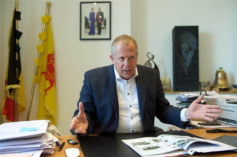 Bürgermeister Vincent Magnus (64) in seinem Büro