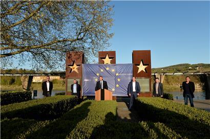 Bürgermeister aus dem Dreiländereck zeigen Flagge beim Schengen-Monument (v.l.n.r.): Patrick Gutieres (Apach), Steve Reckel (Mondorf), Michel Gloden (Schengen), Jacques Sitz (Remich), Ralf Uhlenbruch (Perl) und Yves Licht (Contz)
