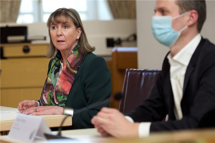 Bürgermeisterin Lydie Polfer (r. der Erste Schöffe Serge Wilmes, CSV) verteidigte vehement das private Sicherheitskonzept
