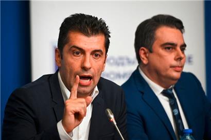 Bulgariens Premierminister Kiril Petkow (l.) und sein Stellvertreter Asen Vasilev in Sofia 
