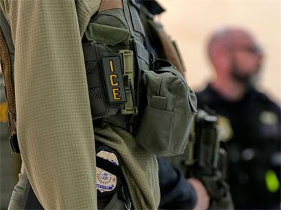 Bundesbeamte der Einwanderungsbehörde kontrollieren Reisende am Newark Liberty International Airport