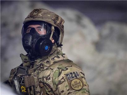 Bundesbeamte im Einsatz in Minnesota mit Schutzwesten und Ausrüstung vor städtischem Hintergrund