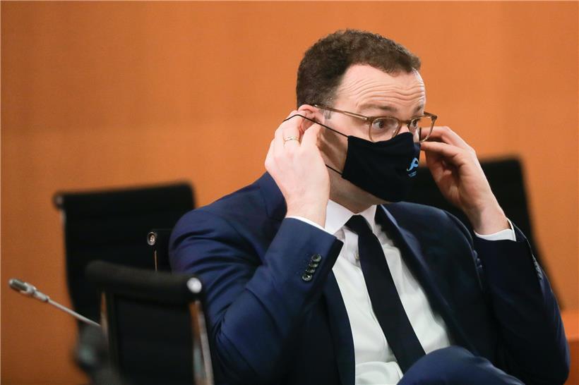 Bundesgesundheitsminister Jens Spahn (CDU) richtet seinen Mund-Nasenschutz während einer Sitzung des Bundeskabinetts im Kanzleramt teil.
