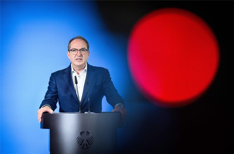 Bundesinnenminister Alexander Dobrindt (CSU) hält an den Grenzkontrollen zu Deutschlands Nachbarn fest

