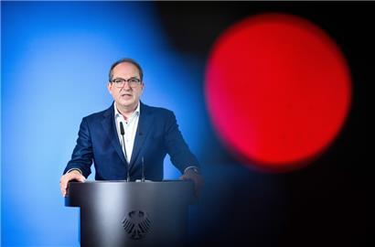 Bundesinnenminister Alexander Dobrindt (CSU) hält an den Grenzkontrollen zu Deutschlands Nachbarn fest
