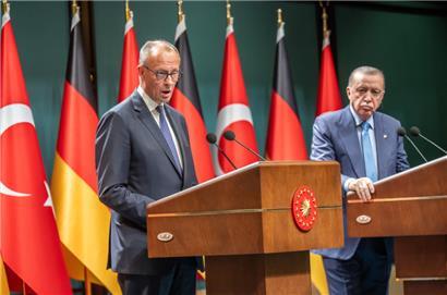 Bundeskanzler Friedrich Merz (CDU) nimmt mit Recep Tayyip Erdoğan (r), Präsident der Türkei, an der Pressekonferenz nach den Gesprächen im Präsidialpalast teil. Merz hält sich zu seinem Antrittsbesuch in der Türkei auf
