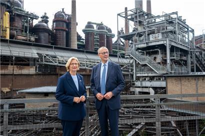 Bundeskanzler Friedrich Merz (CDU) und die saarländische Ministerpräsidentin Anke Rehlinger (SPD) in der Völklinger Hütte
