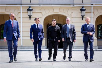 Bundeskanzler Friedrich Merz (l-r, CDU), Frankreichs Präsident Emmanuel Macron, Wolodymyr Selenskyj, Präsident der Ukraine, Keir Starmer, Premierminister von Großbritannien, und Donald Tusk, Ministerpräsident von Polen, bei einem Treffen der Koalition der Willigen in Kiew
