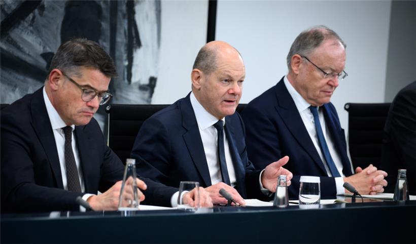 Bundeskanzler Olaf Scholz (M., SPD) äußert sich zusammen mit Boris Rhein (l, CDU), Ministerpräsident von Hessen, und Stephan Weil (SPD), Ministerpräsident von Niedersachsen, bei einer Pressekonferenz nach dem Bund-Länder-Gipfel im Bundeskanzleramt 
