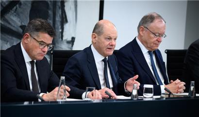 Bundeskanzler Olaf Scholz (M., SPD) äußert sich zusammen mit Boris Rhein (l, CDU), Ministerpräsident von Hessen, und Stephan Weil (SPD), Ministerpräsident von Niedersachsen, bei einer Pressekonferenz nach dem Bund-Länder-Gipfel im Bundeskanzleramt 
