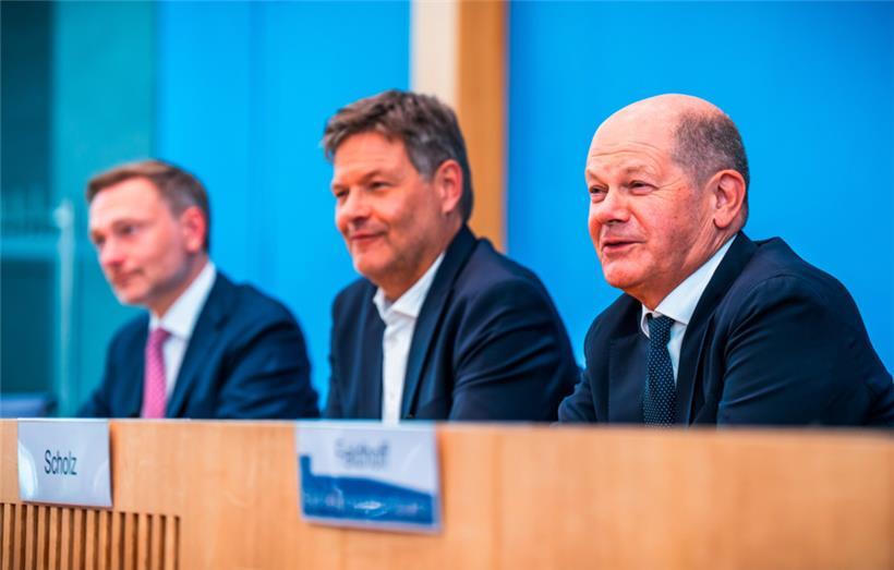 Bundeskanzler Olaf Scholz, Robert Habeck, Bundesminister für Wirtschaft und Klimaschutz, und Christian Lindner, Bundesminister der Finanzen, nehmen an einer Pressekonferenz zum Haushaltsplan 2025 teil
