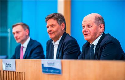 Bundeskanzler Olaf Scholz, Robert Habeck, Bundesminister für Wirtschaft und Klimaschutz, und Christian Lindner, Bundesminister der Finanzen, nehmen an einer Pressekonferenz zum Haushaltsplan 2025 teil
