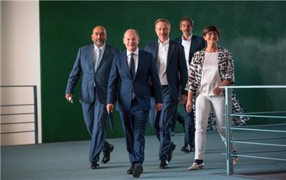 Bundeskanzler Olaf Scholz (SPD, 2.v.l.) kommt neben Omid Nouripour (l.), Bundesvorsitzender von Bündnis 90/Die Grünen, Saskia Esken (r.), Bundesvorsitzende der SPD, sowie Christian Lindner (M.), FDP-Bundesvorsitzender und Bundesminister der Finanzen, gefolgt von Regierungssprecher Steffen Hebestreit (SPD), zur Pressekonferenz nach den Beratungen von SPD, Grünen und FDP im Koalitionsausschuss. Der Koalitionsausschuss des Ampelbündnisses hat ein neues…

