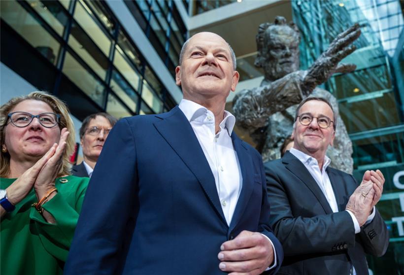 Bundeskanzler Olaf Scholz (SPD, M), steht zwischen Boris Pistorius (SPD), Bundesminister der Verteidigung, und Svenja Schulze (SPD)
