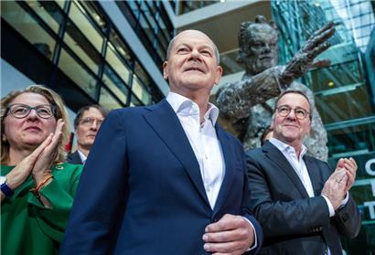 Bundeskanzler Olaf Scholz (SPD, M), steht zwischen Boris Pistorius (SPD), Bundesminister der Verteidigung, und Svenja Schulze (SPD)
