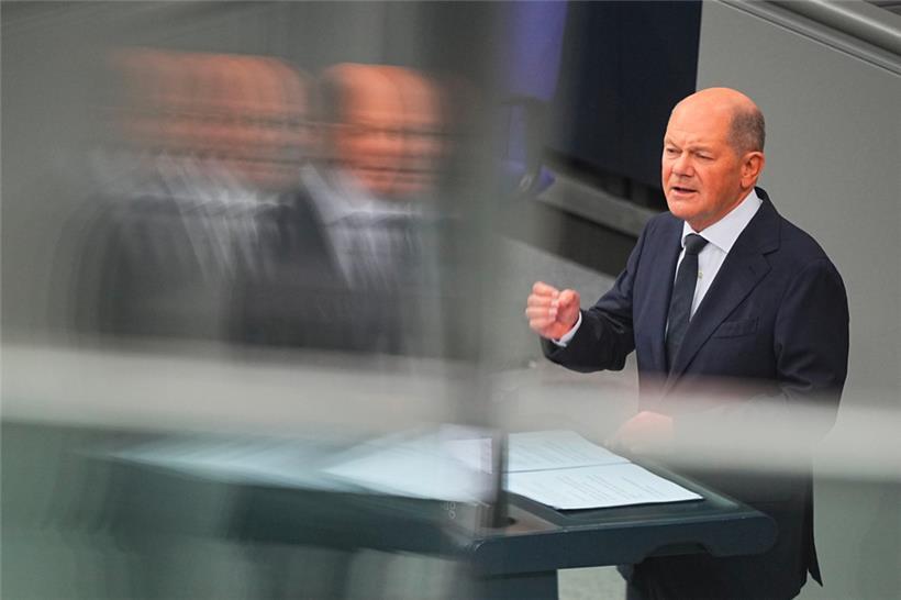 Bundeskanzler Olaf Scholz (SPD) gibt im Plenum des Bundestags am Mittwoch eine Regierungserklärung ab
