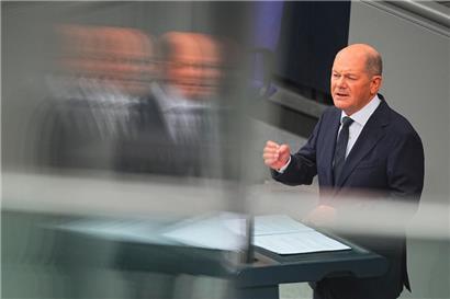 Bundeskanzler Olaf Scholz (SPD) gibt im Plenum des Bundestags am Mittwoch eine Regierungserklärung ab
