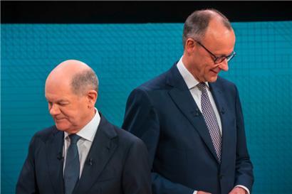 Bundeskanzler Olaf Scholz (SPD, l), steht neben Friedrich Merz, Unions Kanzlerkandidat und CDU Bundesvorsitzender, vor dem TV-Duell von ARD und ZDF
