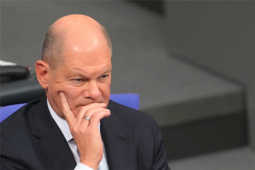 Bundeskanzler Olaf Scholz (SPD) sitzt bei der Sitzung zur Vertrauensfrage im Bundestag auf der Regierungsbank
