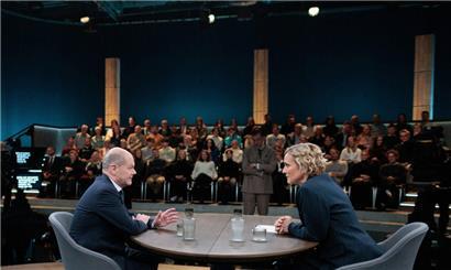 Bundeskanzler Olaf Scholz (SPD) sitzt im Fernsehstudio neben Caren Miosga (r) vor seinem Live-Interview in der ARD-Sendung „Caren Miosga“
