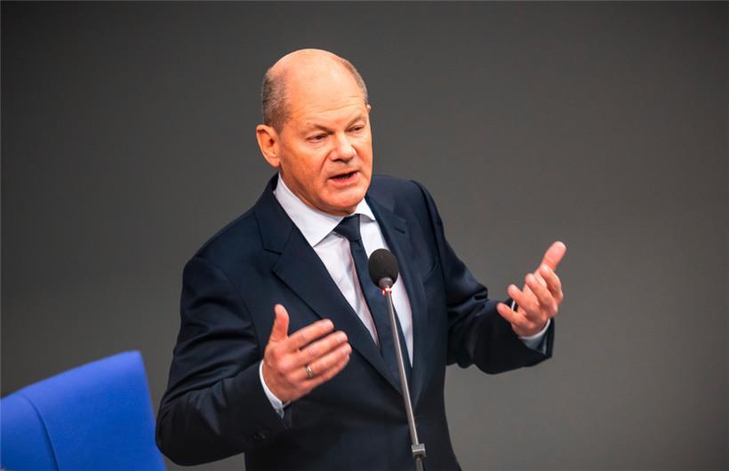 Bundeskanzler Olaf Scholz (SPD) spricht bei einer Befragung der Bundesregierung im Plenarsaal im Bundestag
