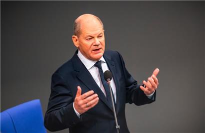 Bundeskanzler Olaf Scholz (SPD) spricht bei einer Befragung der Bundesregierung im Plenarsaal im Bundestag
