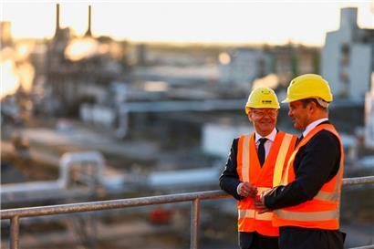 Bundeskanzler Olaf Scholz beim Besuch eines Werks des Konzerns BASF 

